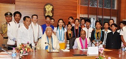 The Governor of Arunachal Pradesh Shri P.B. Acharya with the members of Puriok Community, who went for Educational, Emotional and National Integration Home Stay at Raj Bhavan on 25th June 2017.